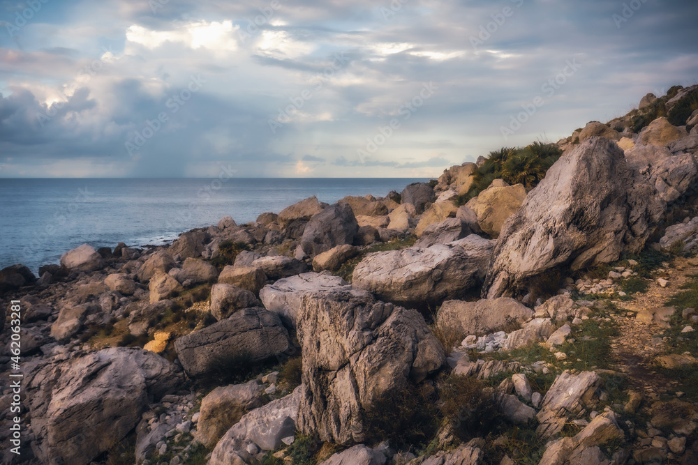 Naturschutzgebiet Capo Gallo auf Sizilien in der Nähe von Mondello bei Palermo in Italien, Europa in Oktober bei Sonnenuntergang