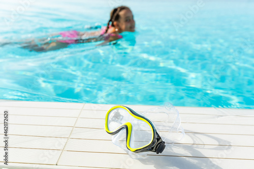 Canvas Print swimming mask with snorkel near the blue pool on a sunny tropical morning