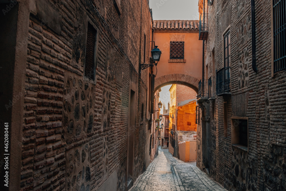 Ταπετσαρία street of the old town of the city of toledo in spain