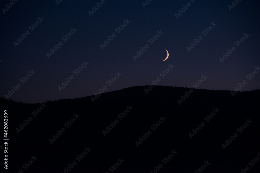 księżyc nad górami na tle nocnego nieba