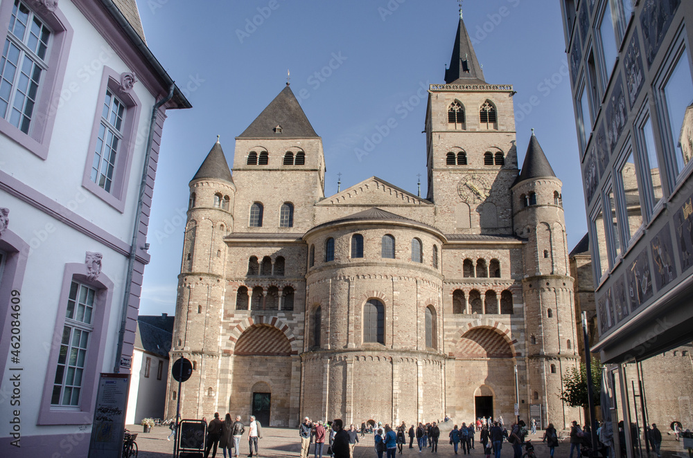 Trier -Die Hohe Domkirche St. Peter zu Trier ist die älteste Bischofskirche Deutschlands und die Mutterkirche des Bistums Trier. 
