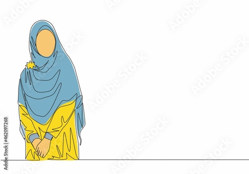 Single continuous line drawing of young happy beautiful muslimah wearing traditional arab clothing. Beauty Asian woman model in trendy hijab fashion concept one line draw design vector illustration