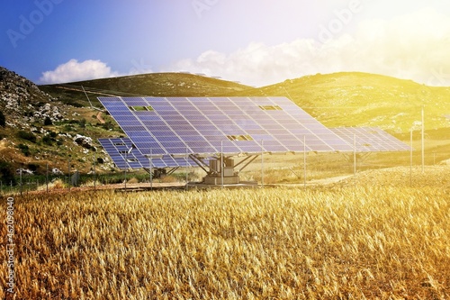 Des panneaux photovoltaïques d'une ferme solaire photo