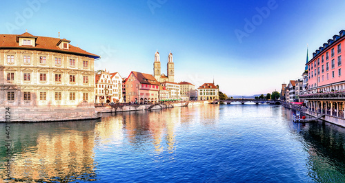 In der Altstadt von Zürich mit Limmat und Grossmünster, Schweiz