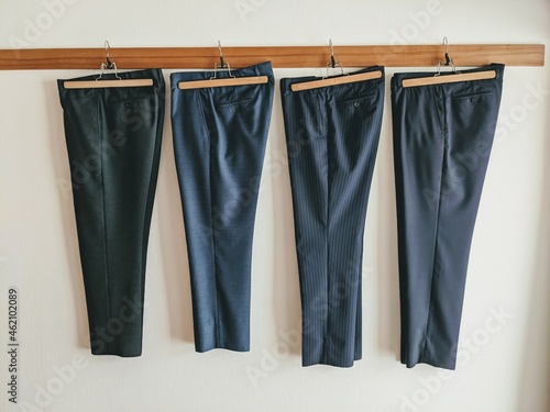 ハンガーにかけられた男性物のズボン