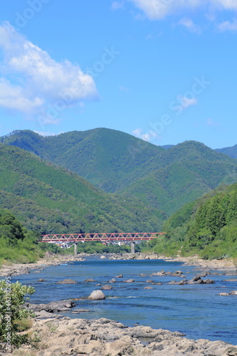 高知県　道の駅四万十とおわから見た四万十川と赤い橋