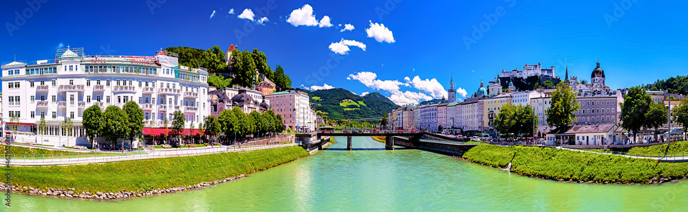 Fototapeta premium Salzburg mit Altstadt, Salzach, Staatsbrücke und Festung Hohensalzburg, Österreich
