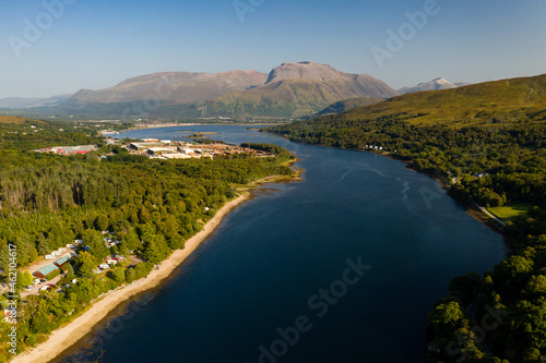Foto Aerial view of Ben Nevis, Fort William and Loch Eil in the evening sunshine
