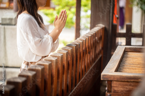Konstfotografi 神社を参拝する女性　
神社で願う女性　
願う人　　