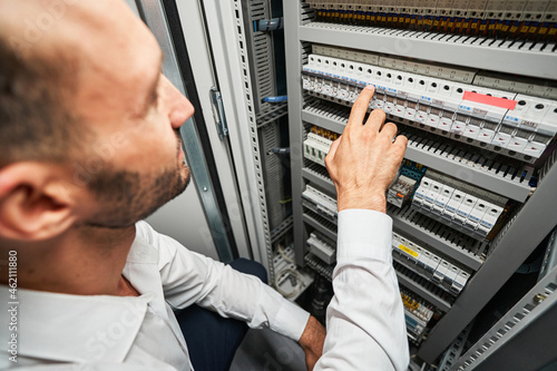 Εκτύπωση καμβά Data facility worker switching off power supply to one equipment