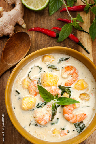 Thai green curry with shrimps and mango