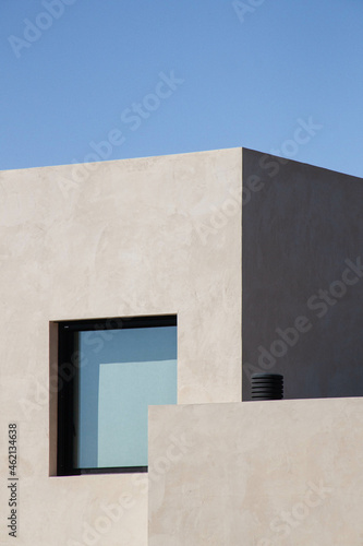 Casa moderna cristal cielo azul minimalista