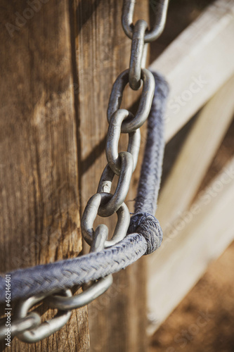 Chain rope wood door Cadena cuerda madera puerta