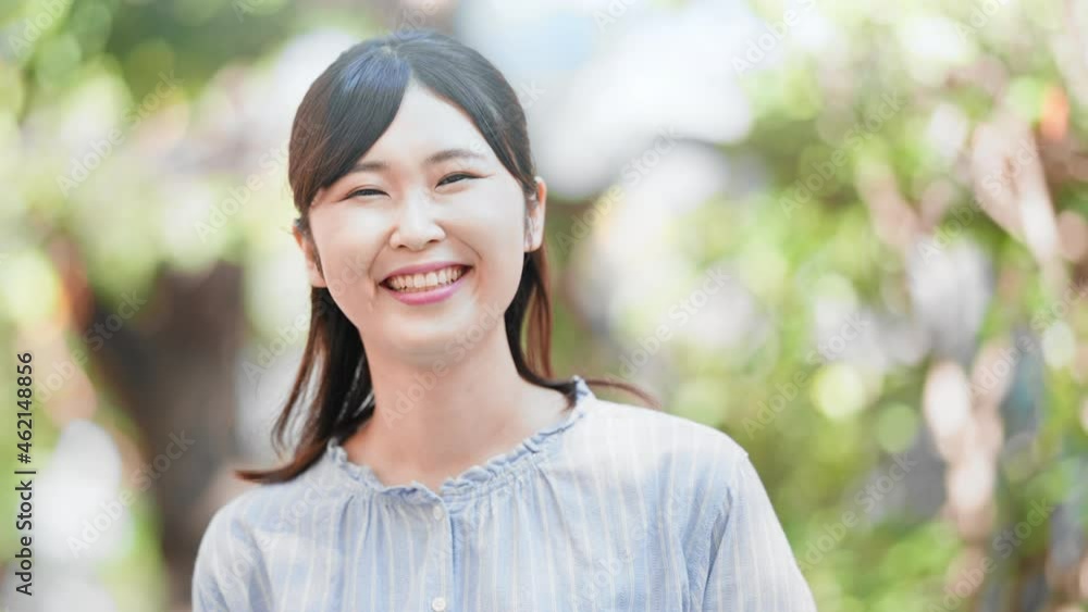 笑顔の若い女性 笑顔の若い女性