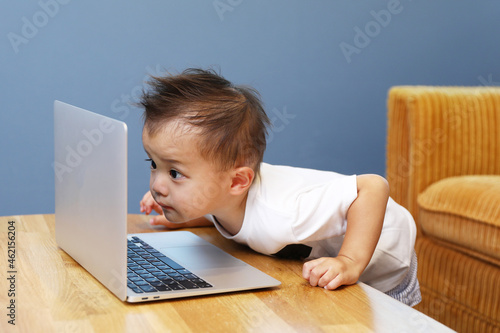 パソコンを使用して遊んでいる男の子。