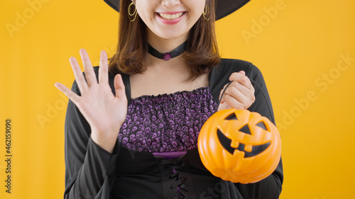 Fotografie, Tablou ハロウィンに魔女のコスプレをして手を振る女性