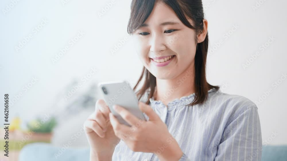 スマートフォンを使う女性 スマートフォンを使う女性