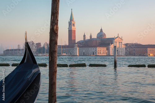 Venezia. Gondola nel Bacino di San Marco verso la basilica di San Giorgio Maggiore al tramonto