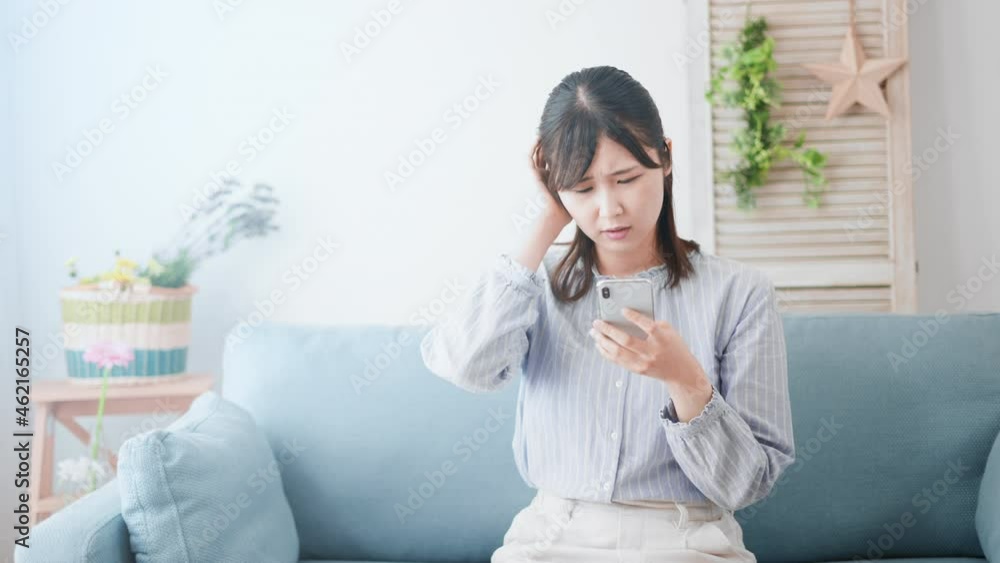 スマートフォンを使う女性 スマートフォンを使う女性