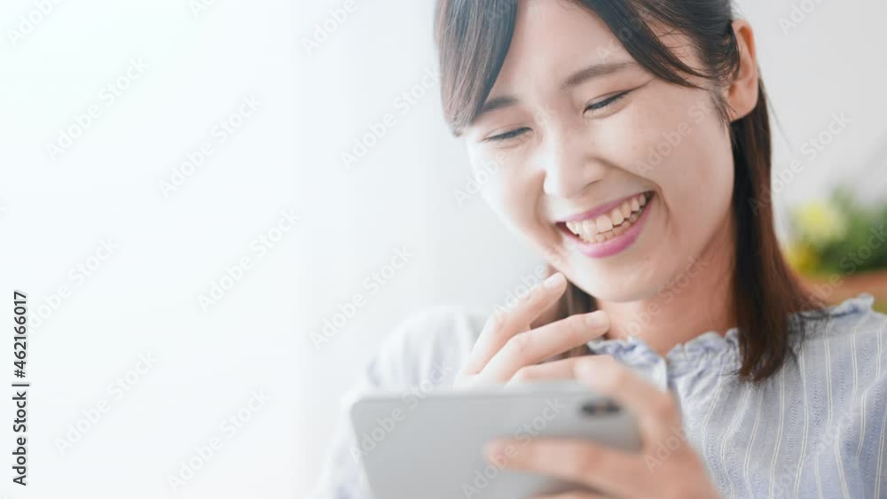 スマートフォンを使う女性 スマートフォンを使う女性