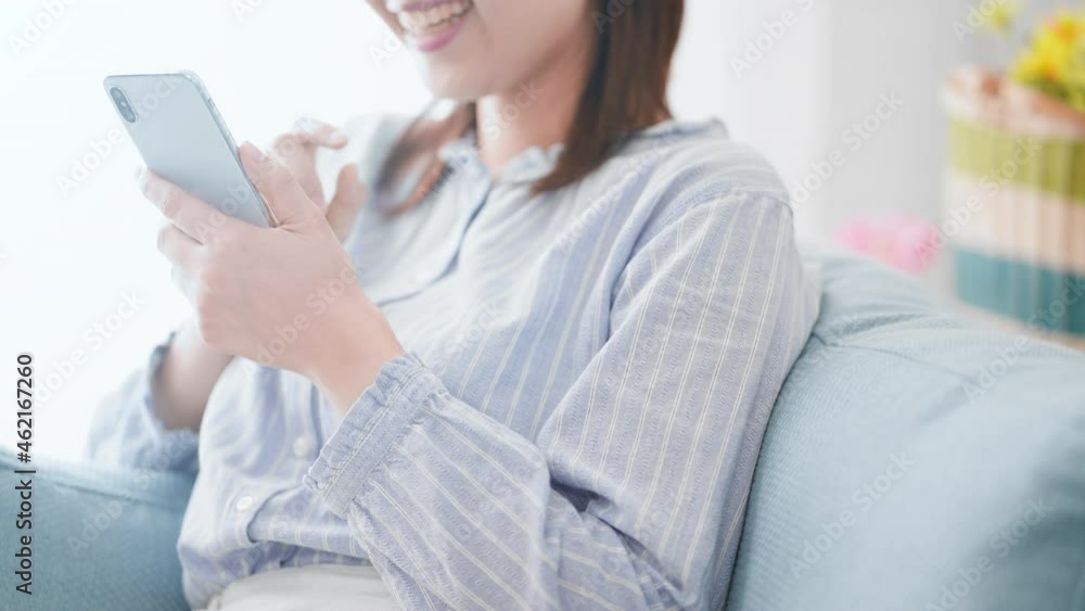 スマートフォンを使う女性 スマートフォンを使う女性