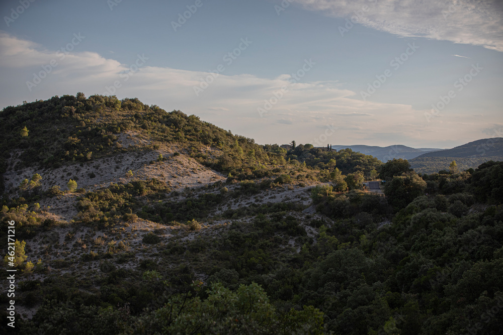 Naklejka premium Coucher de soleil sur les collines
