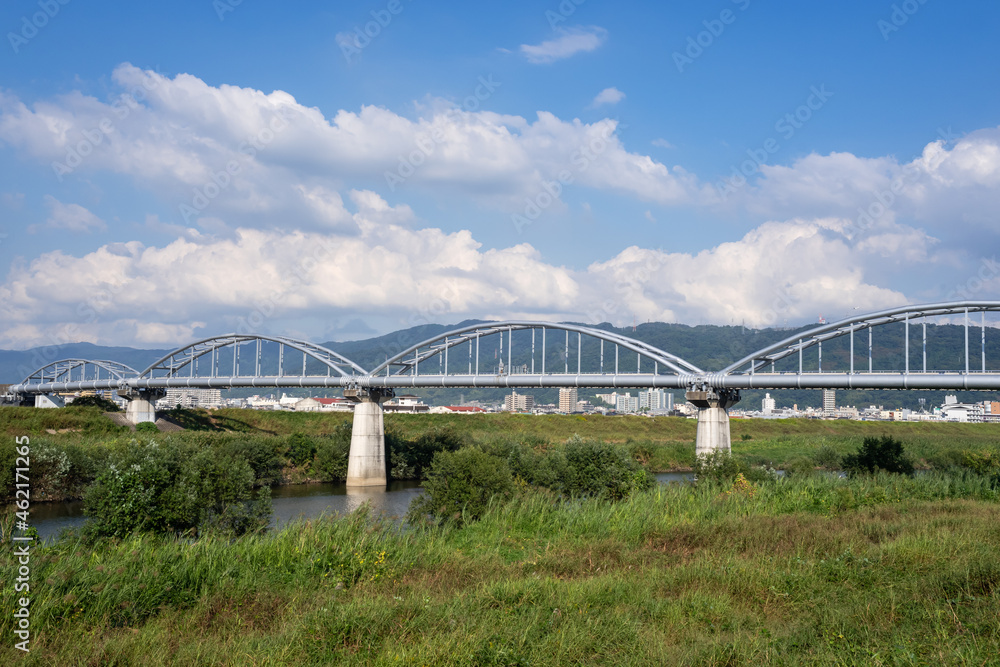 川を横断する水管橋・水道橋