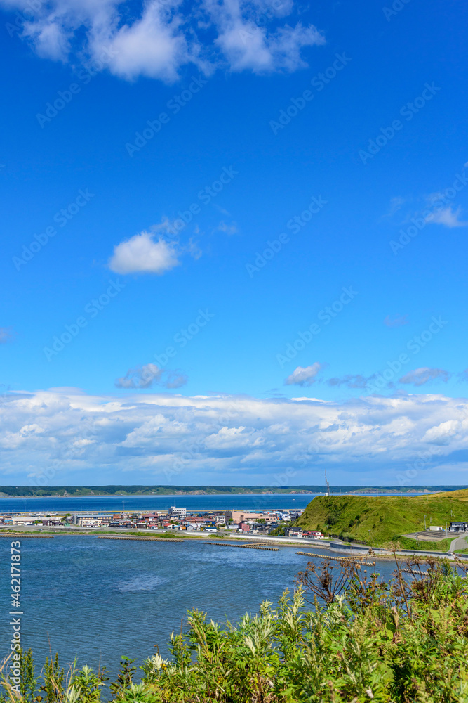 Fototapeta premium 北海道 霧多布の町と海と 