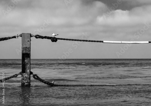 rseil bei Hochwasser an der Nordsee bei Cuxhaven, in schwarzweiss.