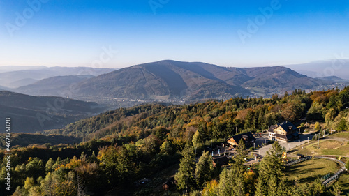 Fototapeta Naklejka Na Ścianę i Meble -  Jesień w górach, Beskid Śląski w Polsce z lotu ptaka. Okolice Ustronia i Wisły