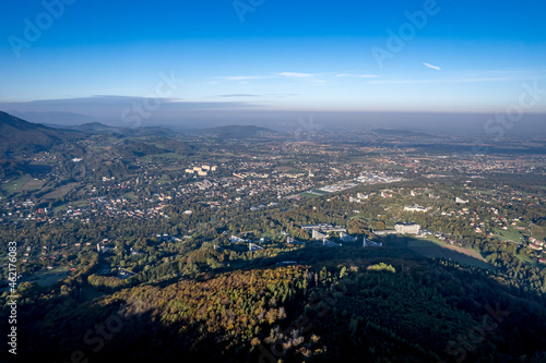 miasto w górach, Ustroń, Beskid Śląski w Polsce jesienią z lotu ptaka