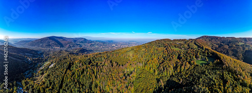 Jesień w górach, Beskid Śląski w Polsce z lotu ptaka. Okolice Ustronia i Wisły