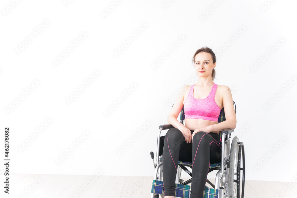 スポーツウェアを着て車椅子に乗る外国人の女性 スポーツウェアを着て車椅子に乗る外国人の女性