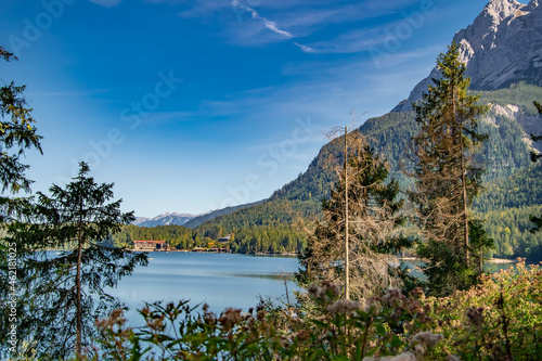 Fototapeta Naklejka Na Ścianę i Meble -  autumn view of eibsee bayern, beautiful blue lake