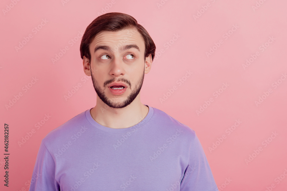 Obraz premium Photo of dreamy minded young man look empty space doubt imagine plan isolated on pastel color background