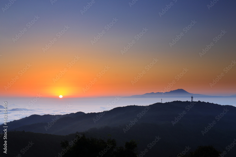 鳥取県の伯耆大山の日の出と雲海
