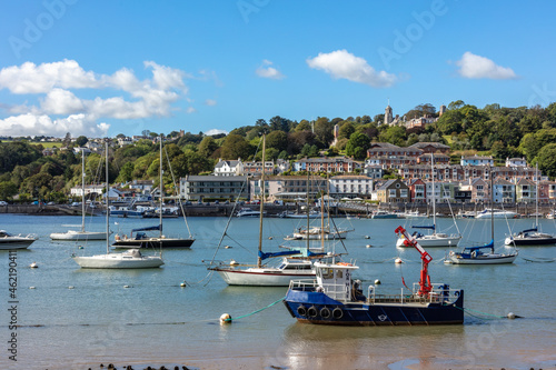 Tableau sur toile Ships moored in Dartmouth harbour with Britannia Royal Naval College in the back