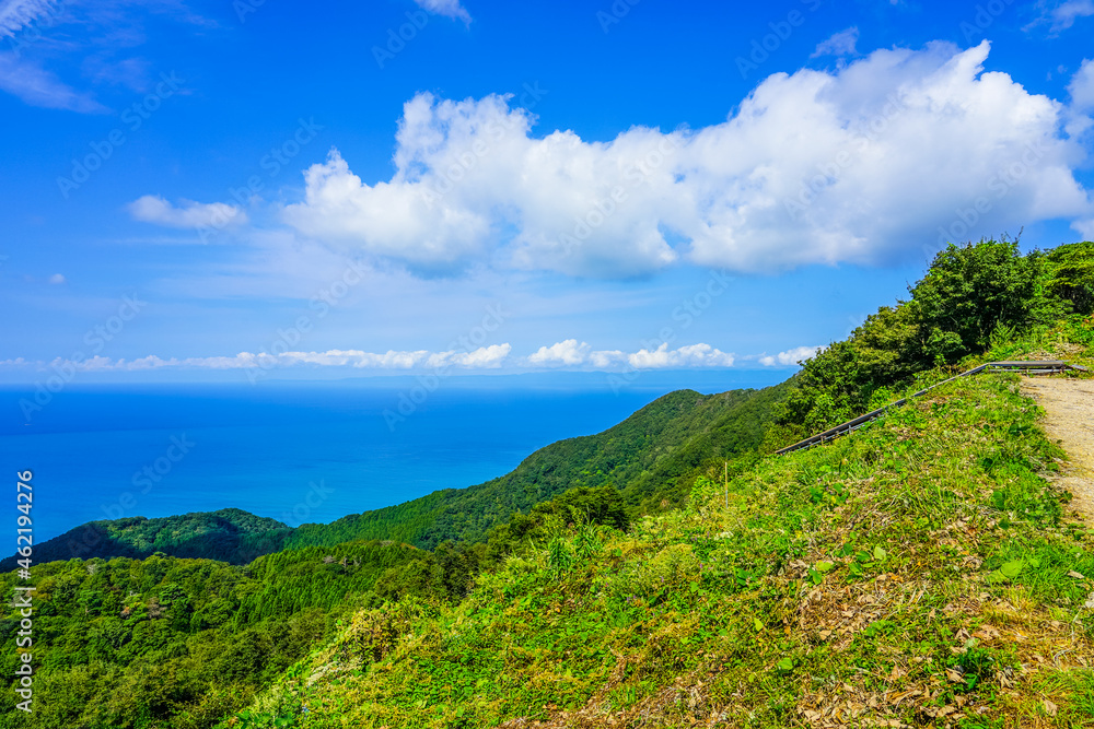 弥彦山のパラグライダー離陸ポイントから日本海を一望（新潟県弥彦村）