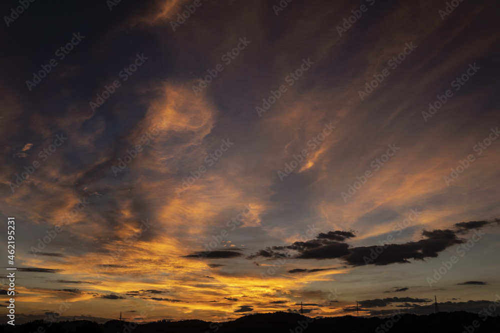Obraz premium 석양에 물들어 가는 하늘