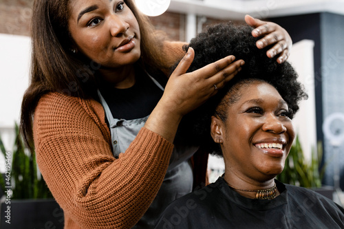 Fotografie Customer getting a hairdo at a beauty salon