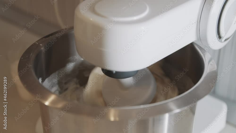 Mechanical device automatically kneads cake dough in the kitchen