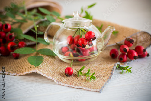 Fototapeta Naklejka Na Ścianę i Meble -  ripe red rose hips on a wooden table