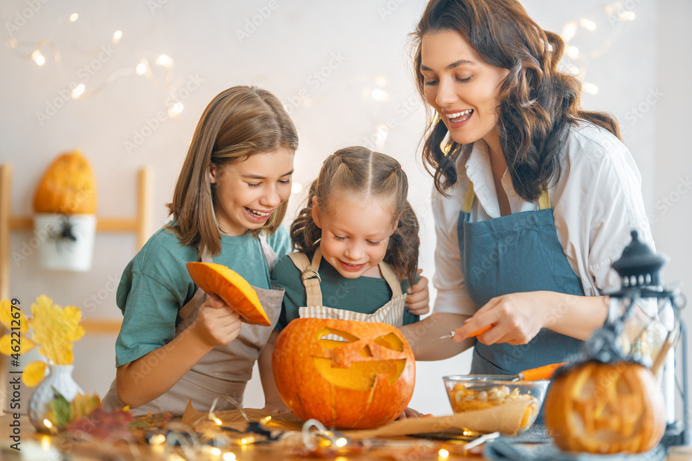 family preparing for Halloween - obrazy, fototapety, plakaty 