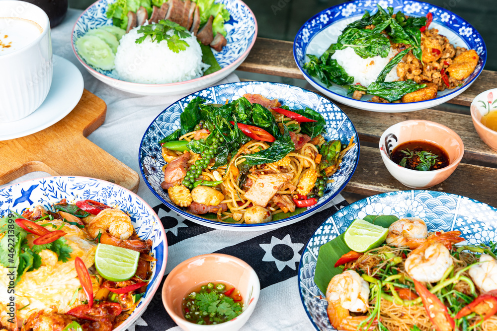Stir Fried Spicy Spaghetti with Bacon (spaghetti pad kee mao Bacon) Stir Fried Spicy Spaghetti with Bacon (spaghetti pad kee mao Bacon)