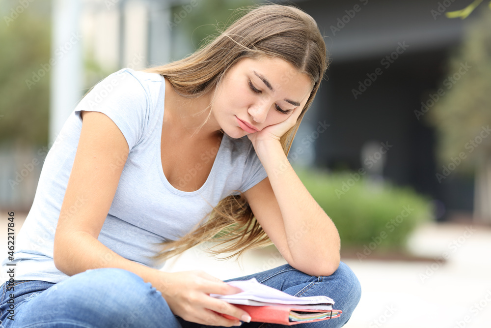 Frustrated student trying to learn reading notes - obrazy, fototapety, plakaty 