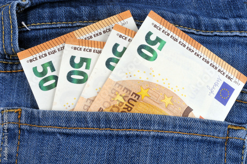 Billets de cinquante euros dans une poche de jeans en gros plan