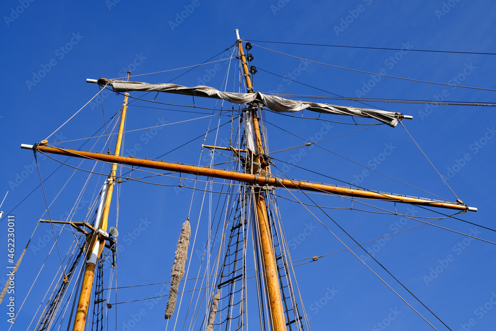 Takelage einer Windjammer unter blauen Himmel Takelage einer Windjammer unter blauen Himmel
