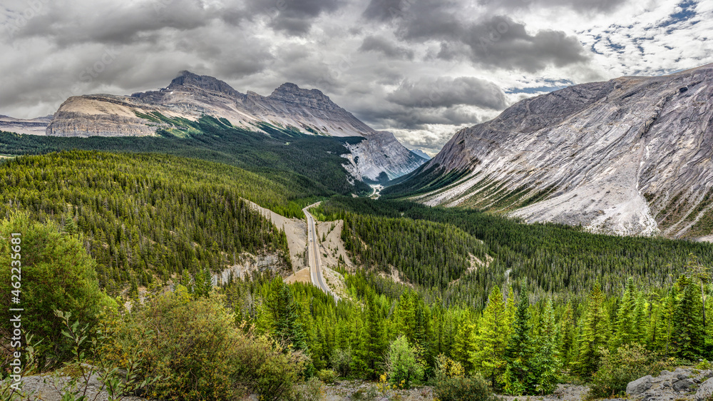 Obraz premium Stunning view of Icefields Parkway with Cirrus Mountain and Big Bend in Autumn between Banff and Jasper, Alberta, Canada