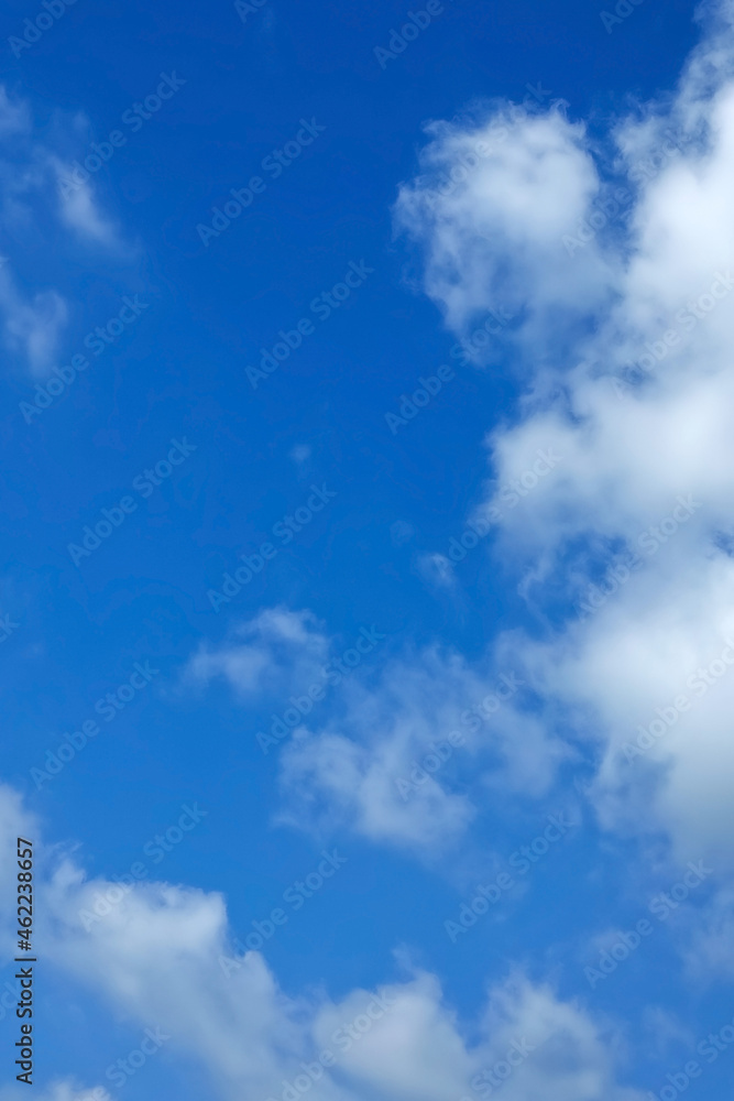 Obraz premium 白い雲と青空