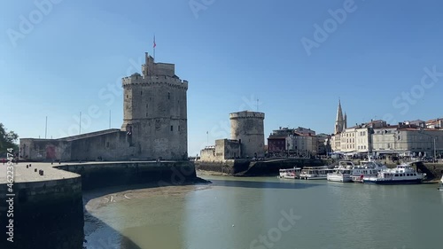 Tour Saint Nicolas et tour de la Chaine, entrée du vieux port de la Rochelle, Charente-Maritime  photo